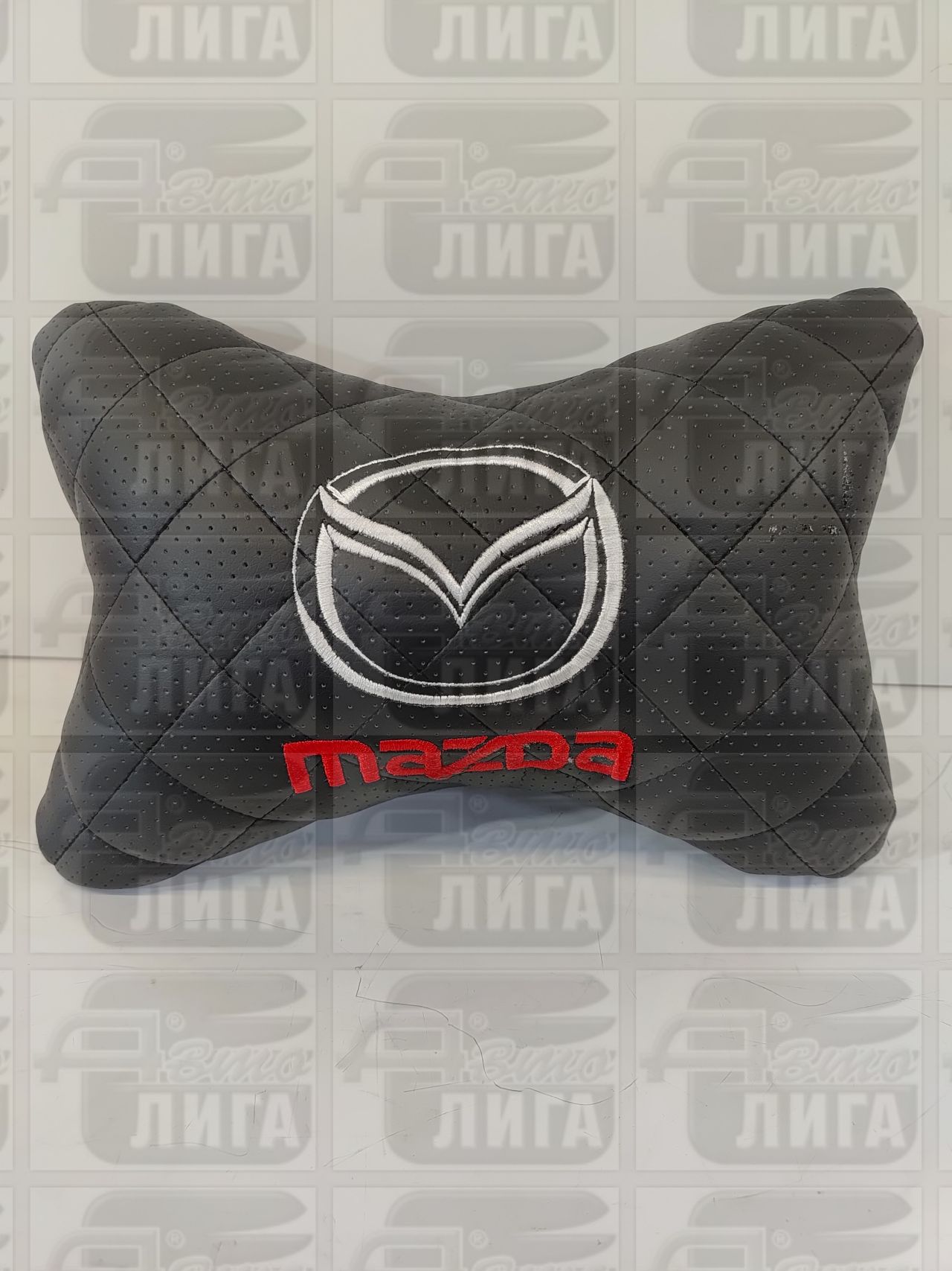 Автомобильная подушка на подголовник экокожа с логотипом автомобиля Mazda
