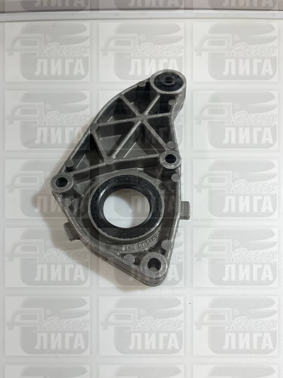 Кронштейн привода правый ВАЗ-2123 "АвтоВАЗ".