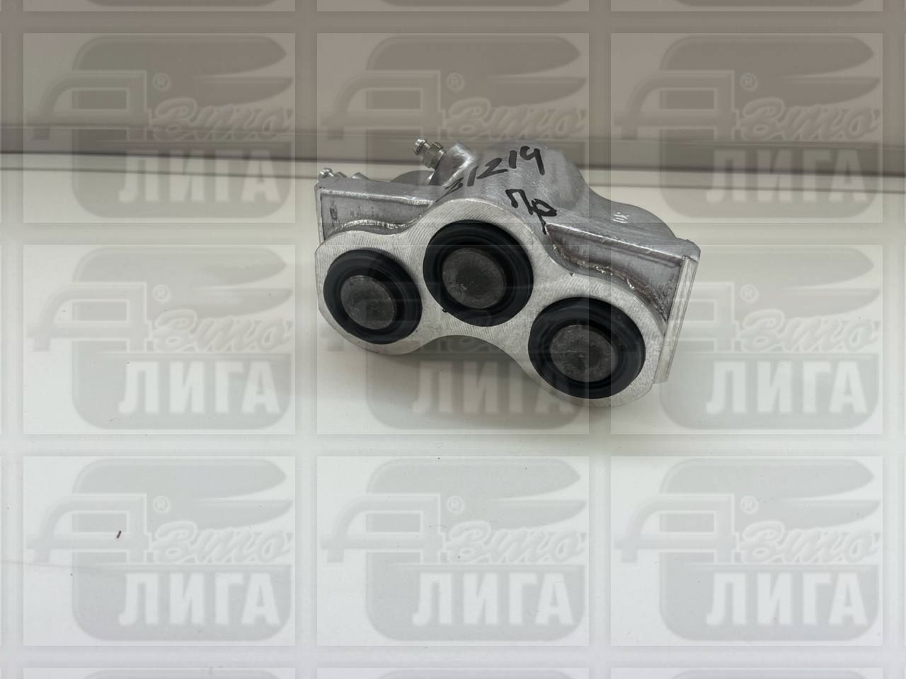 Цилиндр тормозной передний ВАЗ 21214 правый под 1 шланг "АвтоВАЗ".