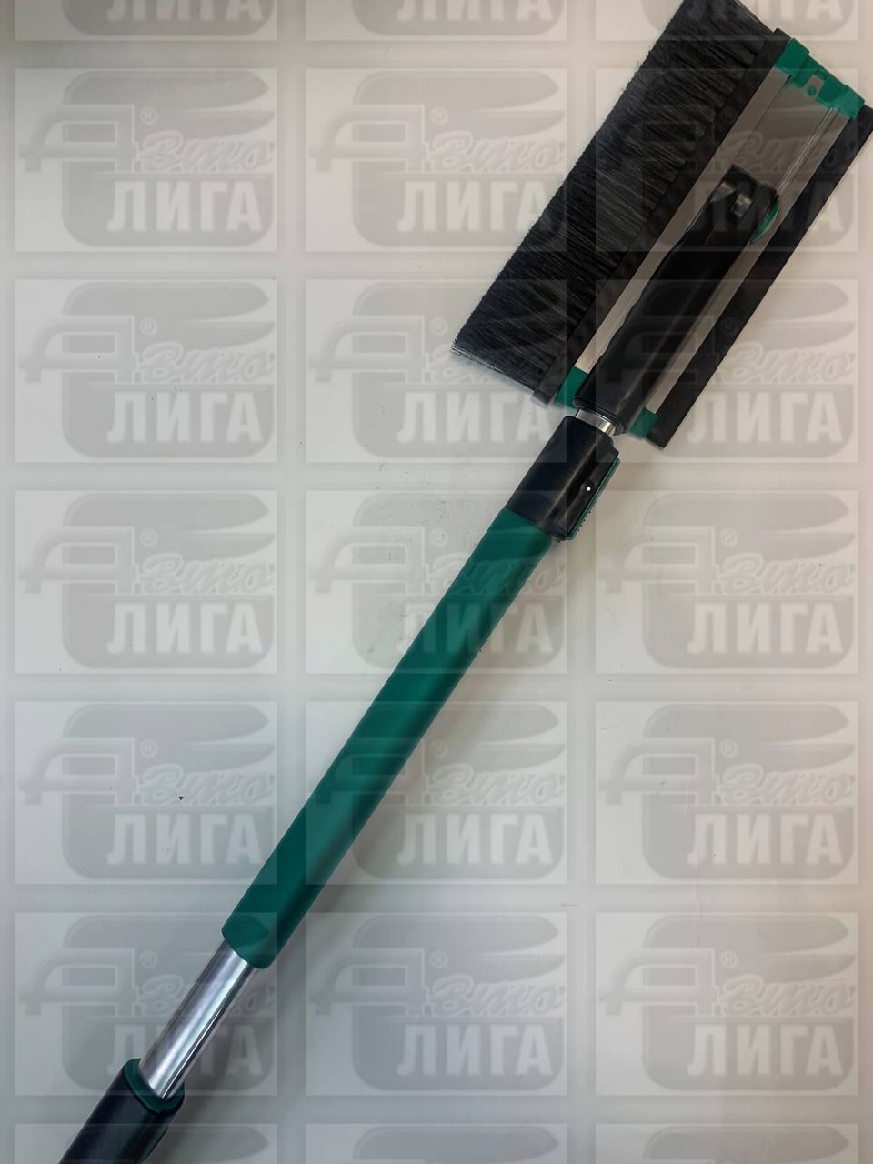 зимняя щетка со скребком и водосгоном AVS WB-126